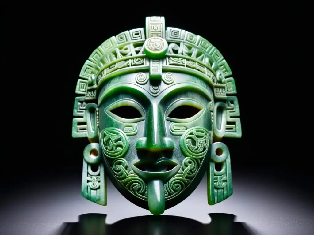 Antigua máscara ceremonial de jade maya con grabados de criaturas míticas y símbolos de vida