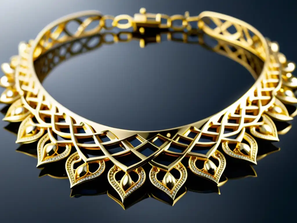 Un collar de oro intrincadamente diseñado, con detalles brillantes y reflejos cautivadores bajo la luz solar