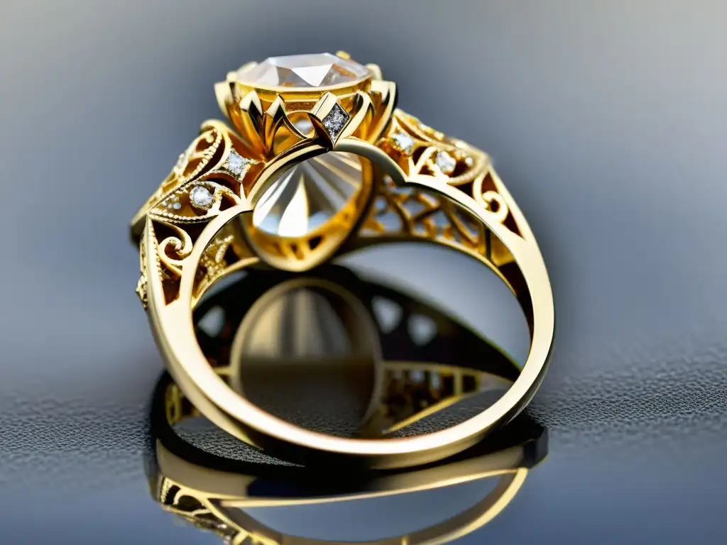 Detalle de anillo de diamantes antiguo en oro amarillo con filigrana