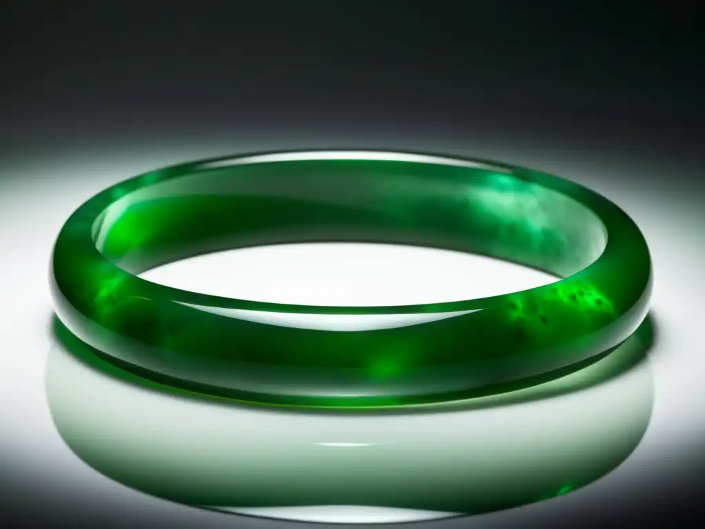 Una pulsera de jade translúcida en tono esmeralda, con patrones naturales y brillo semitransparente que revelan la belleza atemporal del jade